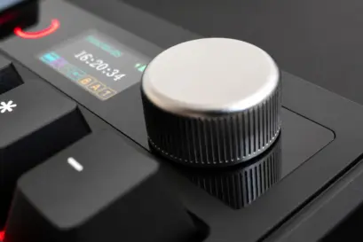 Recensione Epomaker TH99 Pro, tastiera meccanica 96% con schermo LCD e manopola
