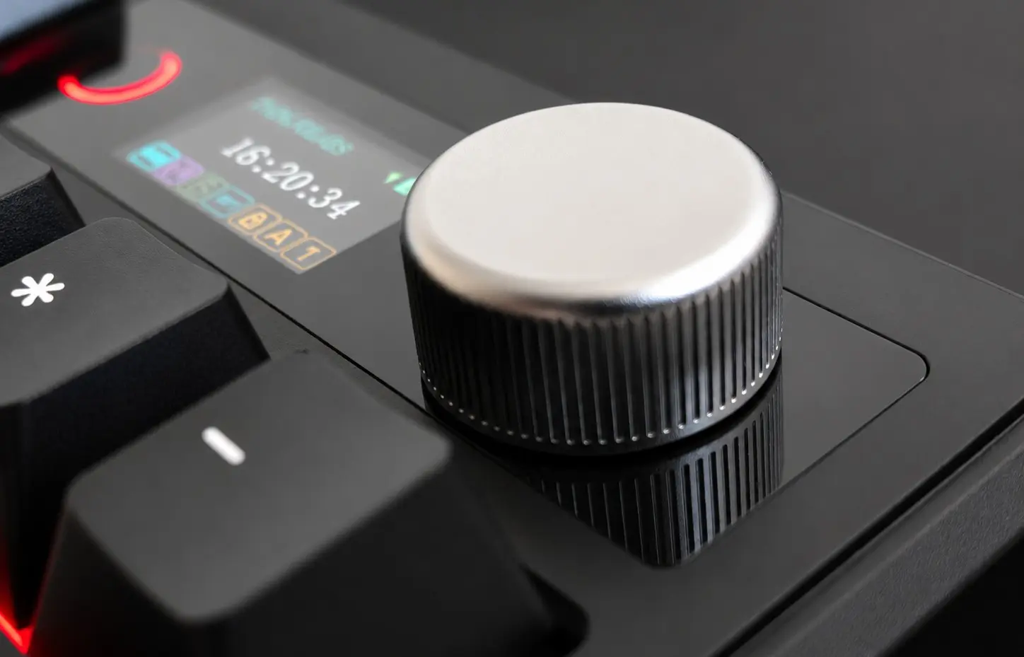 Recensione Epomaker TH99 Pro, tastiera meccanica 96% con schermo LCD e manopola