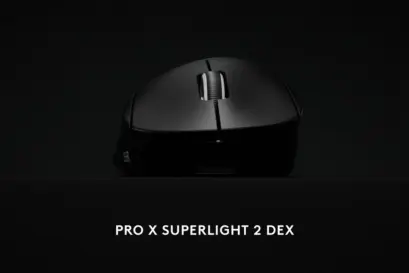Logitech Pro X Superlight 2 DEX, mouse da gaming wireless ergonomico per destrimani, appoggiato su una scrivania da gaming