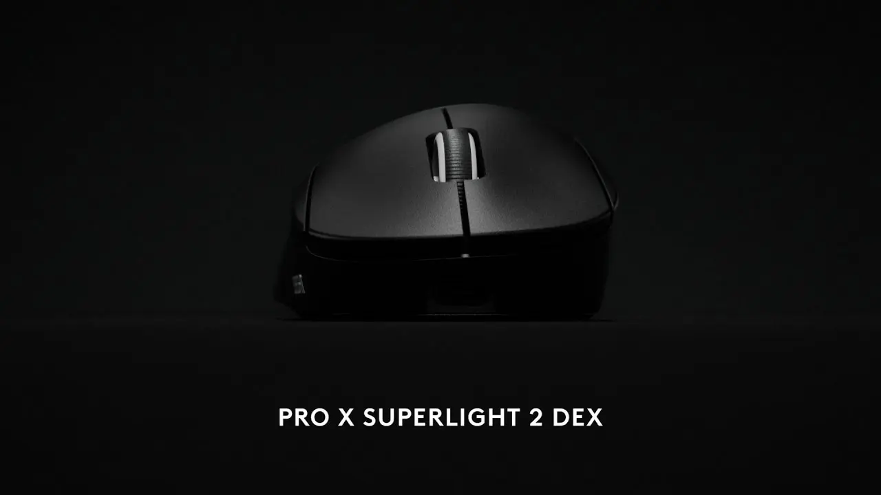 Logitech Pro X Superlight 2 DEX, mouse da gaming wireless ergonomico per destrimani, appoggiato su una scrivania da gaming